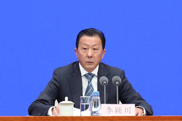 德国媒体《图片报》消息，针对赫内斯此前公开批评自己的言论，卡恩已经警告拜仁，若再出现类似情况，自己将采取法律行动。